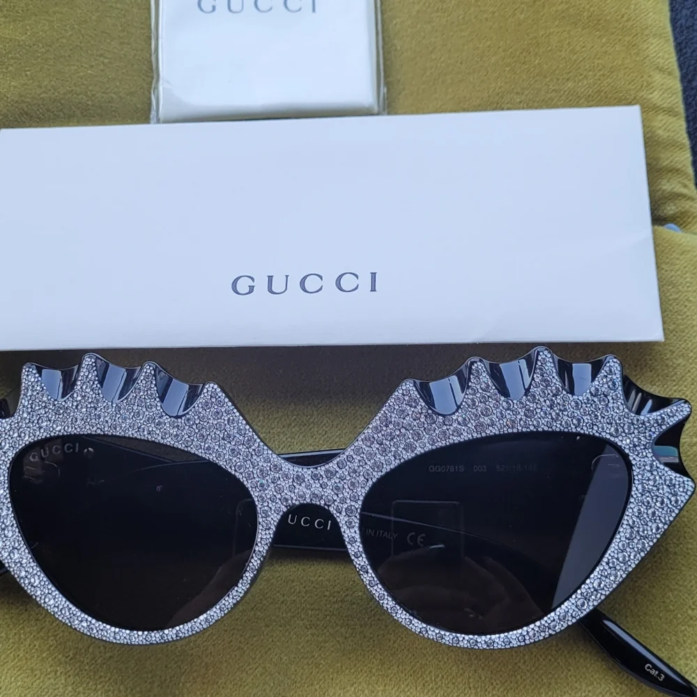 GUCCI Cat-eye frame sunglasses crystals GG0781S NEW! On the Runaway tag removed - Picture 3 of 6